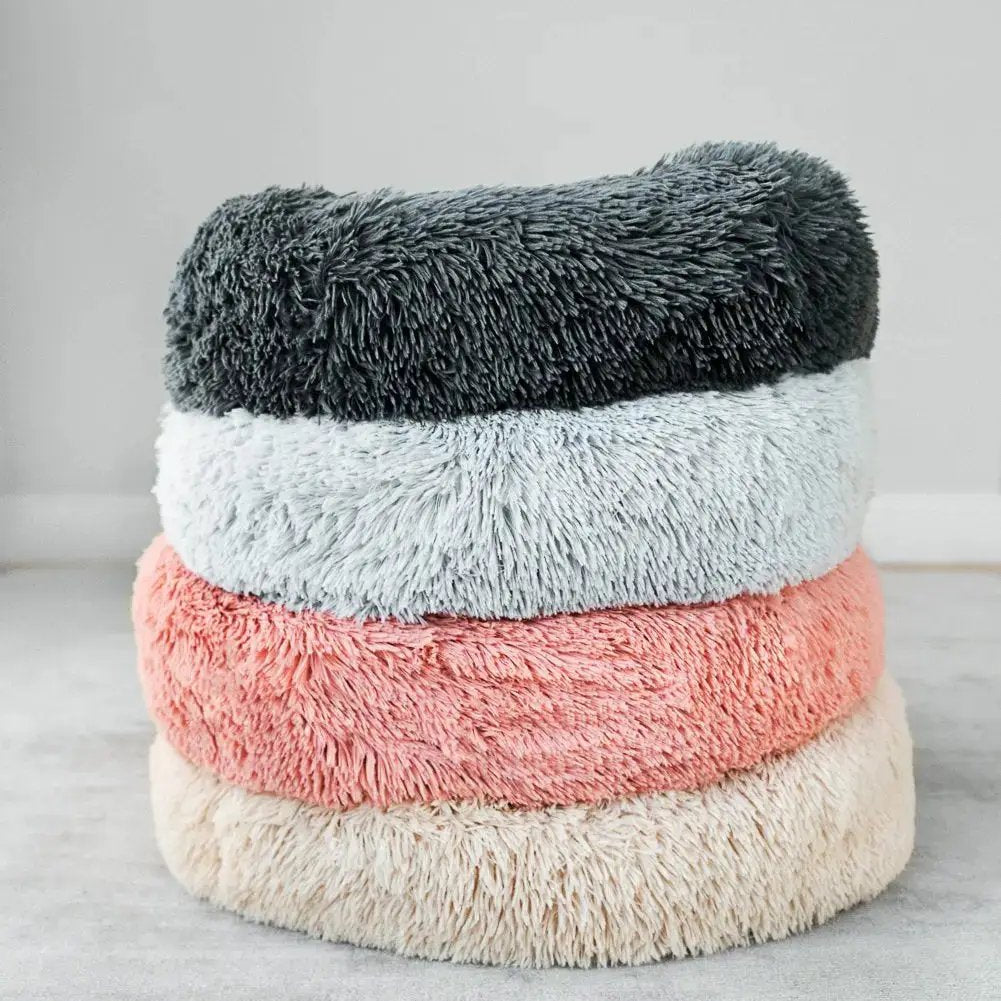 WiggleBed hundbäddar i flera färger staplade – beige, rosa och grå